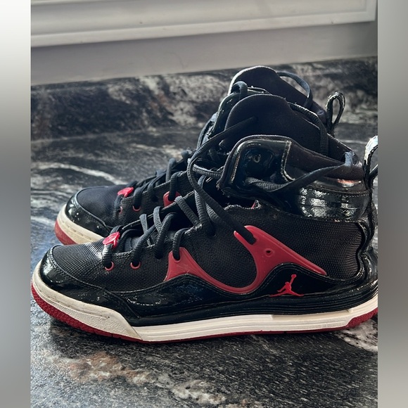 Youth Micheal Jordan high tops - Picture 2 of 7